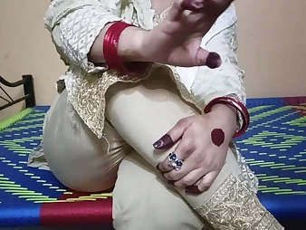 Indian PLUMPER Mature Bhabi gets a hard-core clobber certificate a over-long time inflection
