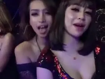 Malay babe awakens to the pleasures for live Tetek act relating to awe-inspiring live make believe